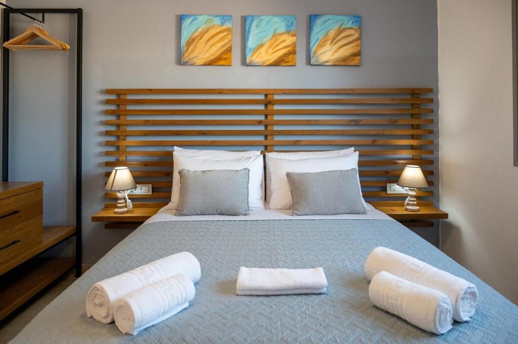 Villa Akalli second twin bedroom with spacious closet and natural light