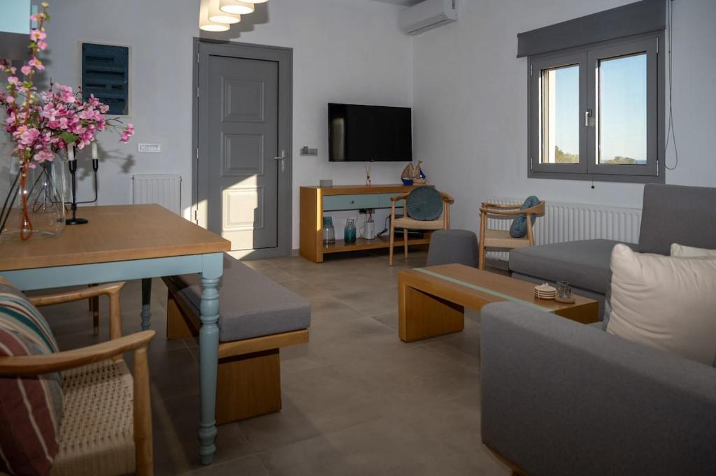 Villa Akalli living area with flat-screen TV and comfortable seating for 6 guests